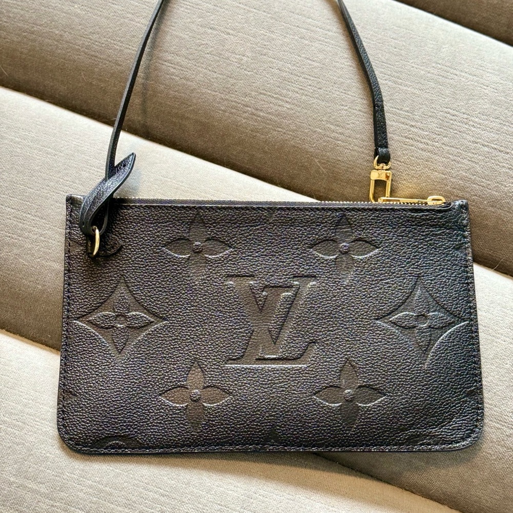 Neverfull MM Pouch black leather